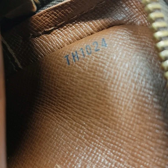 🎊SOLD🎊Louis Vuitton Amazone Vintage Monogram Crossbody bag✨ - Picture 8 of 16